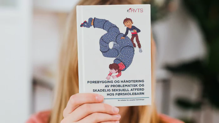 En hånd som holder en bok